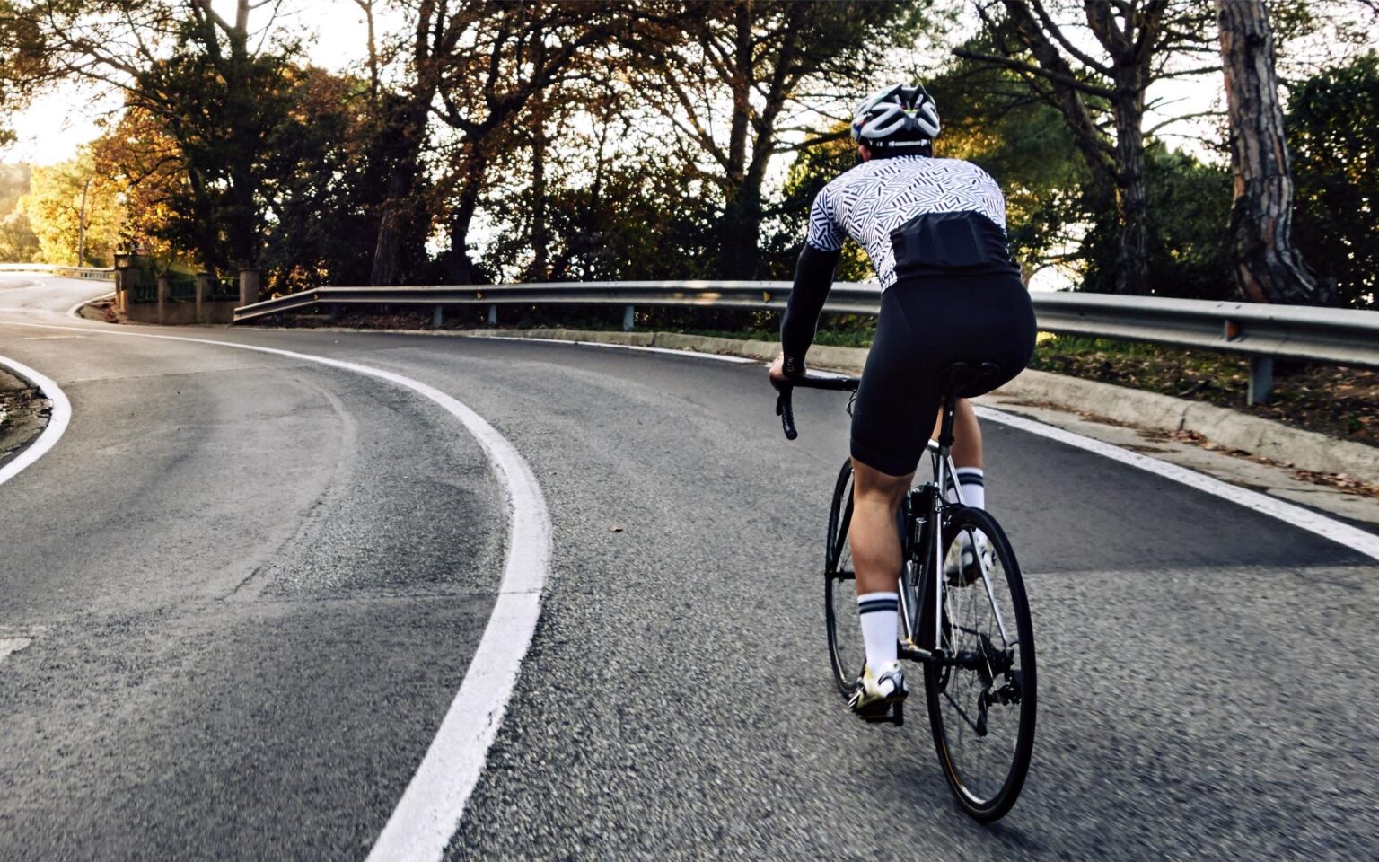 equipos-broadcast-ciclista-en-carretera-grabacion