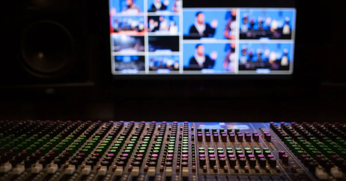 Mezclador y monitor multivisor de un kit de streaming profesional para eventos en directo